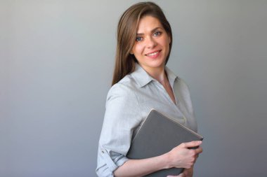 Çalışma kitaplarını tutan öğrenci kadın. Gülümseyen kız portresi.