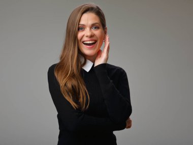 Beyaz yakalı, siyah takım elbiseli, izole edilmiş kadın portresi..