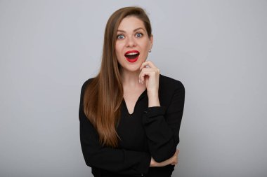 Siyah gömlekli, düşünceli, yüzüne dokunan, münzevi bir iş kadını. 