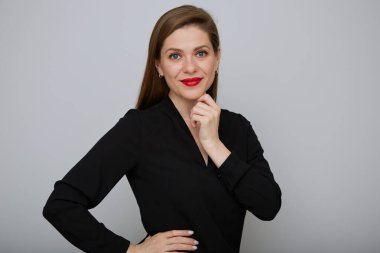 Siyahlar içindeki gülümseyen iş kadını, el ele tutuşuyor, izole kadın ofis çalışanı portresi..