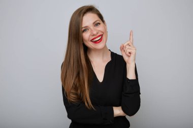 Siyahlar içinde gülümseyen iş kadını, kırmızı dudaklı ve uzun saçlı mutlu bir kızın izole edilmiş portresi..