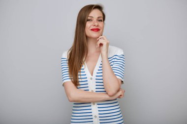 Gülümseyen kadın izole edilmiş portre. Mavi çizgili beyaz elbiseli kız.