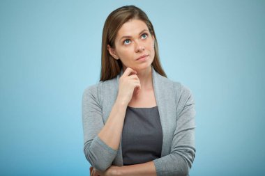 Ciddi düşünen bir kadın izole edilmiş bir portreye bakıyor..