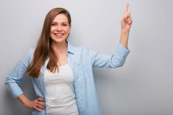 Mujer Sonriente Emocional Positiva Apuntando Con Dedo Hacia Arriba Portrain — Foto de Stock