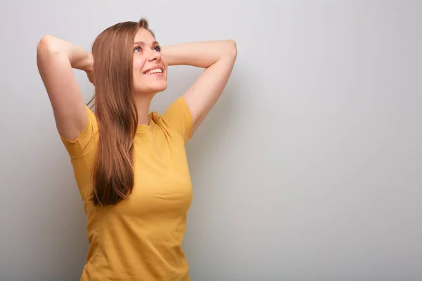 Mujer Feliz Con Las Manos Detrás Cabeza Mirando Hacia Arriba — Foto de Stock