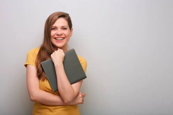 Mulher Estudante Com Livro Isolado Retrato Parede Cinza Menina Roupas — Fotografia de Stock