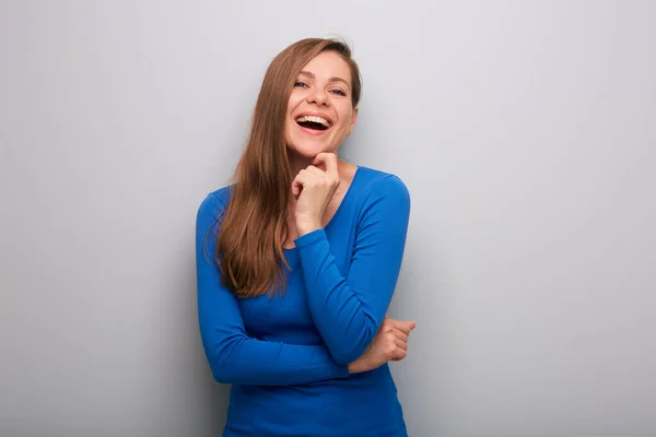 Glimlachende Vrouw Blauw Shirt Geïsoleerd Portret Meisje Aanraken Gezicht — Stockfoto