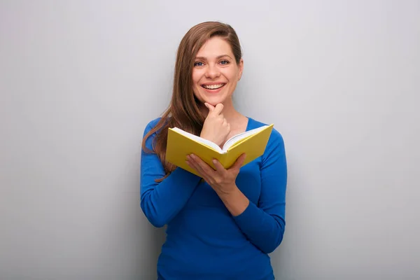 Gelukkig Student Vrouw Met Boek Geïsoleerd Portret Buurt Grijs Muur — Stockfoto