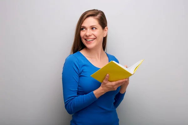 Estudante Mulher Com Livro Olhando Lado Afastado Retrato Isolado Perto — Fotografia de Stock