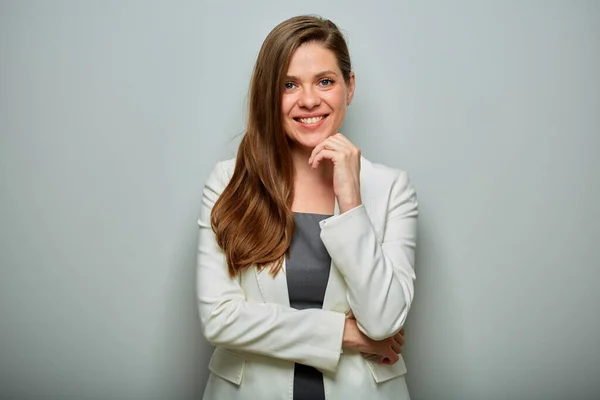 幸せな思考ビジネス女性で白いスーツ隔離された肖像画 — ストック写真