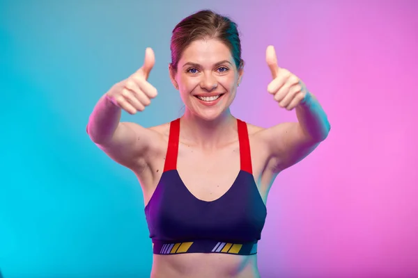 Deportiva Mujer Sonriente Sujetador Deportivo Con Dos Pulgares Hacia Arriba —  Fotos de Stock