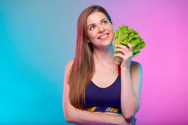 Mujer Joven Sonriente Sujetador Deportivo Sosteniendo Manojo Ensalada Verde Mirando — Foto de Stock