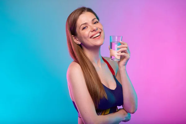 Mujer Deportiva Sonriente Ropa Deportiva Con Vaso Agua Retrato Fitness — Foto de Stock