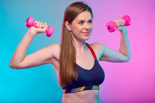 Sorrindo Mulher Desportiva Sutiã Esportes Fazendo Exercício Com Halteres Rosa — Fotografia de Stock