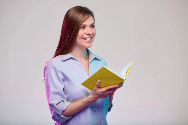Mujer Sonriente Maestra Estudiante Feliz Sosteniendo Libro Abierto Mirando Hacia — Foto de Stock