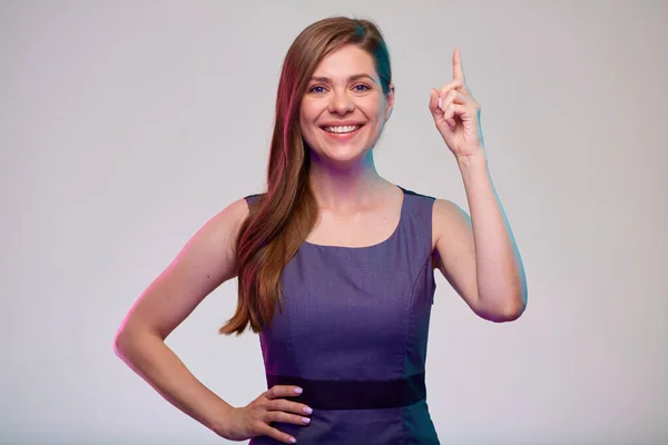 Mujer Negocios Sonriente Feliz Señalando Con Los Dedos Hacia Arriba —  Fotos de Stock