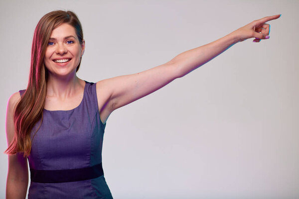 Улыбающаяся деловая женщина, указывающая пальцем, изолированный портрет.