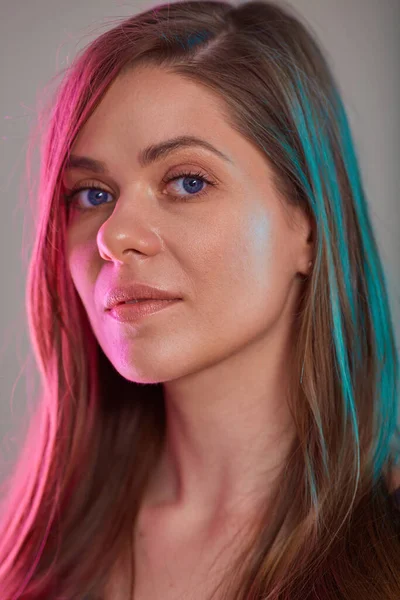 Jeune Femme Visage Portrait Beauté Avec Lumière Multicolore Look Futuriste — Photo