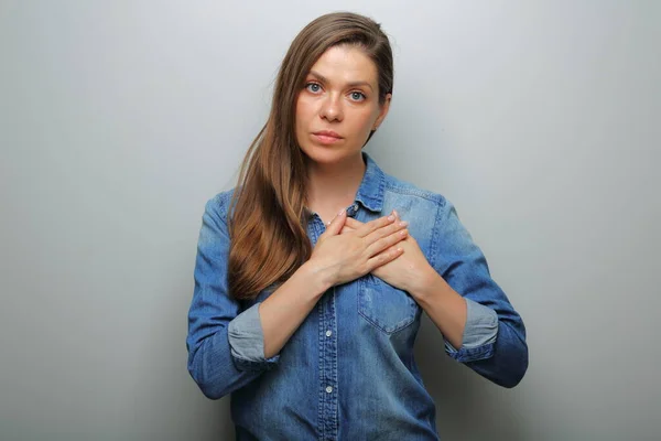 ブルーのカジュアルなデニムシャツを着た真面目な女性 孤立した女性の肖像 — ストック写真