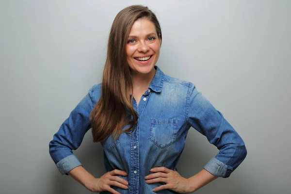 Mujer Sonriente Aislada Con Las Manos Cintura Retrato Sobre Fondo — Foto de Stock