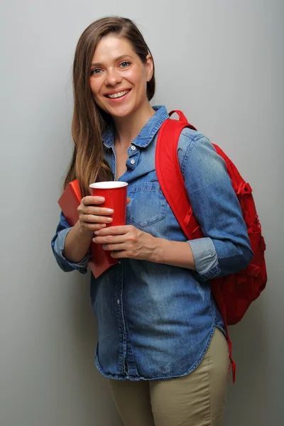 Jovem Estudante Com Mochila Vermelha Grande Copo Café Retrato Feminino — Fotografia de Stock