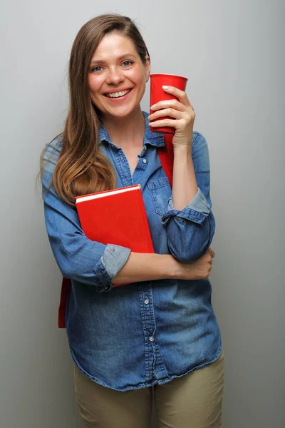 Usmívající Studentka Červeným Batohem Červenou Knihou Kávovým Sklem Izolovaný Ženský — Stock fotografie