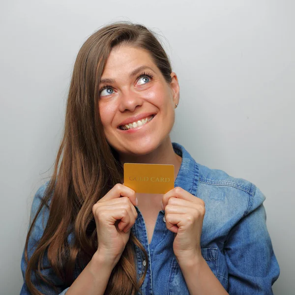Usmívající Žena Držící Kreditku Zvedá Hlavu Izolovaný Ženský Portrét — Stock fotografie