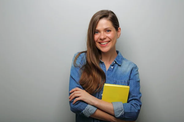 Estudante Universitário Feminino Com Livro Retrato Isolado — Fotografia de Stock