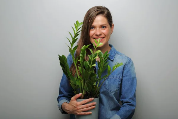 Sonriente Mujer Feliz Sosteniendo Planta Interior Verde Concepto Mercado Plantas — Foto de Stock