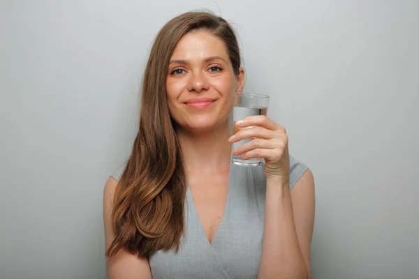 Donna Sorridente Possesso Vetro Acqua Isolato Ritratto Femminile — Foto Stock