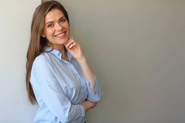 Una Joven Sonriente Mujer Negocios Toca Barbilla Retrato Aislado —  Fotos de Stock