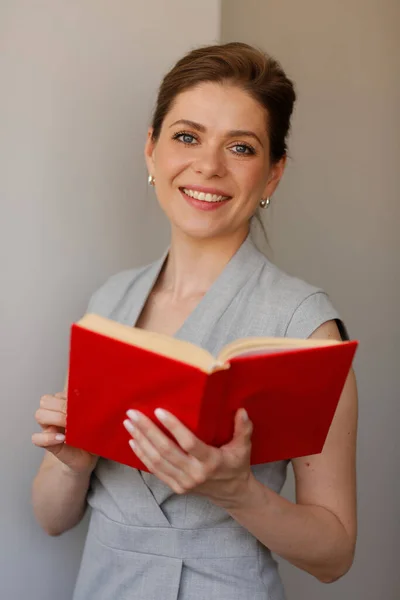 Mujer Feliz Profesora Sosteniendo Libro Rojo Abierto Retrato Profesión Docente — Foto de Stock