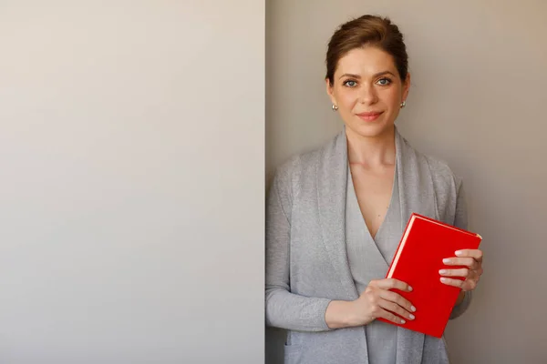 Kvinna Elev Eller Lärare Som Håller Röd Bok — Stockfoto