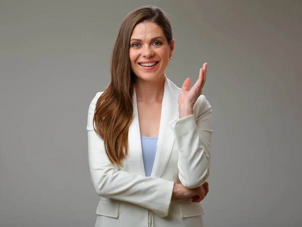 Lächelnde Geschäftsfrau Weißen Anzug Mit Langen Haaren Isoliertes Porträt Studio — Stockfoto