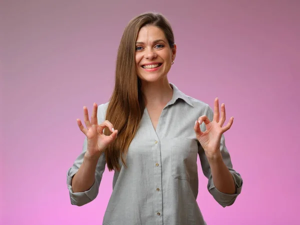 Glimlachende Vrolijke Vrouw Grijs Shirt Doet Gebaar Met Twee Handen — Stockfoto
