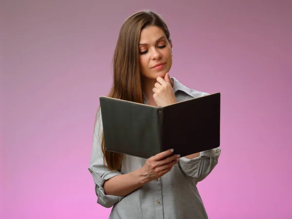 Glimlachende Vrouw Leesboek Geïsoleerd Portret — Stockfoto