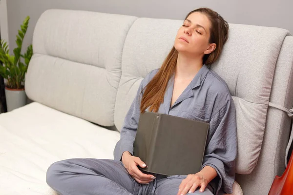 Mulher Dormir Sentado Cama Segurando Livro Aberto — Fotografia de Stock