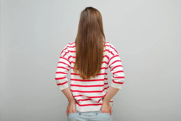 長いです髪立ちバック 孤立した女性のスタジオのポートレート 赤いストライプと白いセーターの女の子 — ストック写真