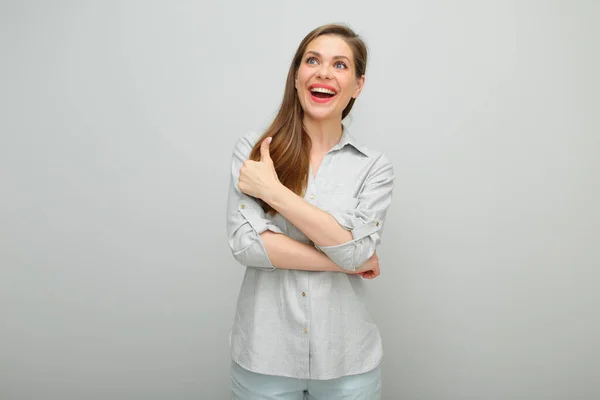 Duim Omhoog Glimlachende Vrouw Kijkt Omhoog Geïsoleerd Vrouwelijk Portret Jonge — Stockfoto