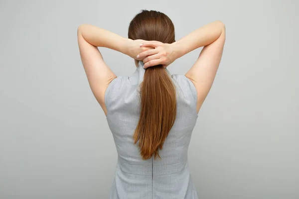 ビジネスドレスの女性の後ろに立って 頭の上に手を握って 長い髪を持つ女性の肖像画 バックビュー — ストック写真
