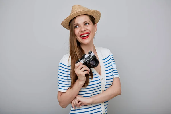 旅行时微笑的女人孤立的肖像 身穿白衣 头戴夏帽的女孩拿着照相相机 回头看过去 — 图库照片