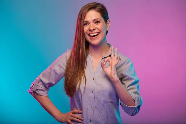 Uśmiechnięta Kobieta Biznesu Pokazuje Symbol Lub Zero Portret Neonami Bizneswoman — Zdjęcie stockowe