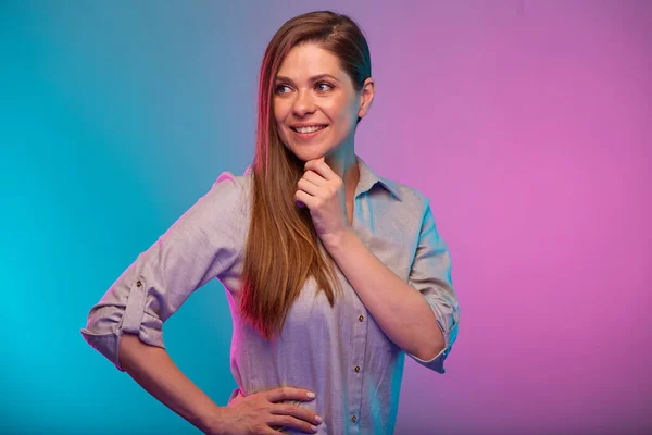 Denkende Vrouw Met Lang Haar Hand Heupen Wegkijkend Portret Met — Stockfoto