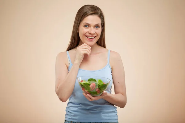 Sorrindo Pensando Mulher Segurando Salada Verde Tigela Retrato Isolado Bege — Fotografia de Stock