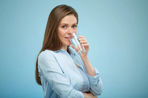 Donna Sorridente Acqua Potabile Isolato Ritratto Femminile Sfondo Azzurro — Foto Stock