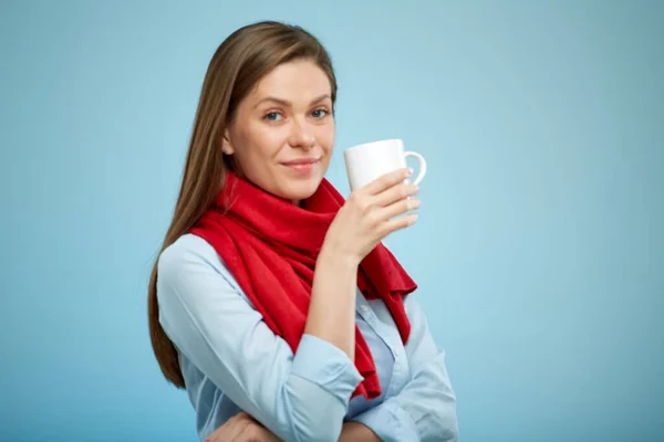 Kvinnan Dricker Från Vit Mugg Sjuk Flicka Röd Halsduk Isolerat — Stockfoto