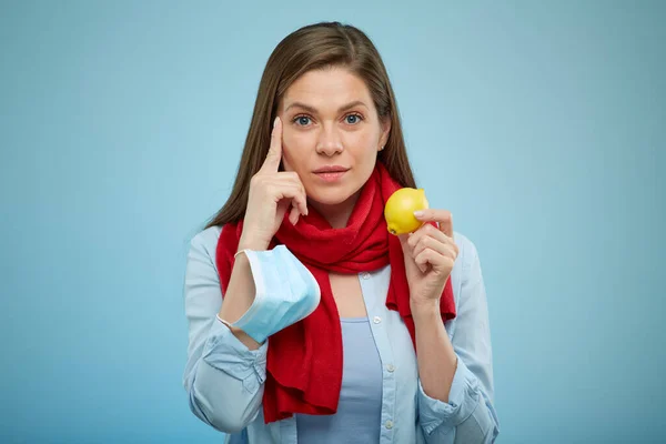 손에는 의료용 마스크를 레몬을 생각하는 스튜디오 — 스톡 사진