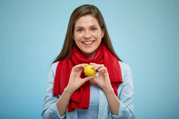 穿着红围巾拿着柠檬的生病微笑的女人 孤立概念女性工作室肖像健康的生活 — 图库照片