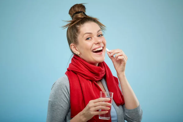 Χαμογελαστή Γυναίκα Κόκκινο Μαντήλι Τρώει Βιταμίνη Φάρμακα Χάπι Νερό Από — Φωτογραφία Αρχείου