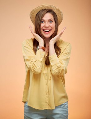 Şaşırtıcı kadın sarı arka planda izole edilmiş portre. Yaz şapkalı genç bayan.